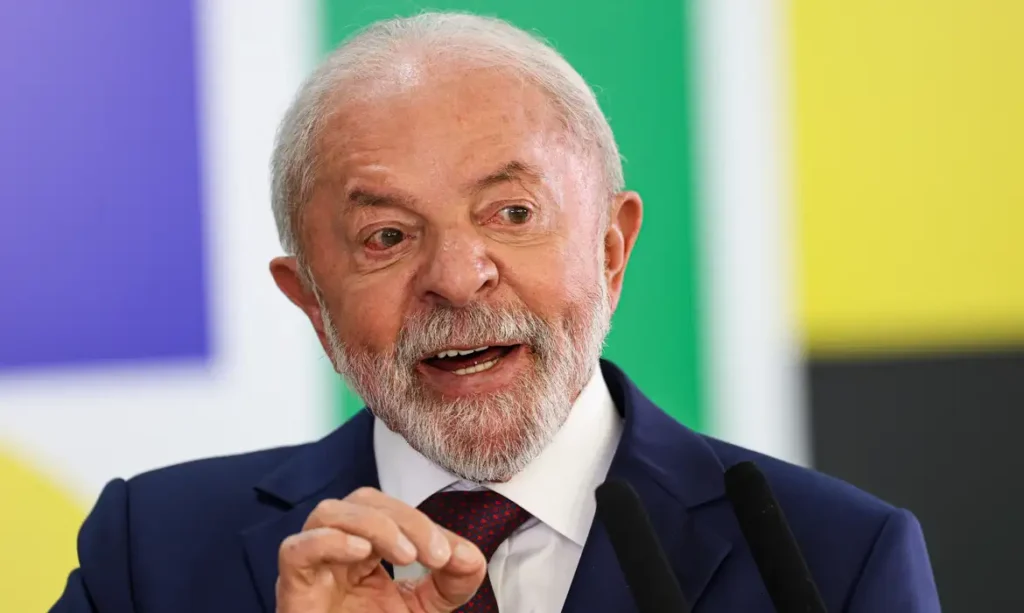 Lula defende política de combustíveis e afasta comparações com Bolsonaro