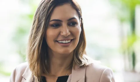 Michelle se reúne com Gilmar Mendes e pede prisão domiciliar para Bolsonaro