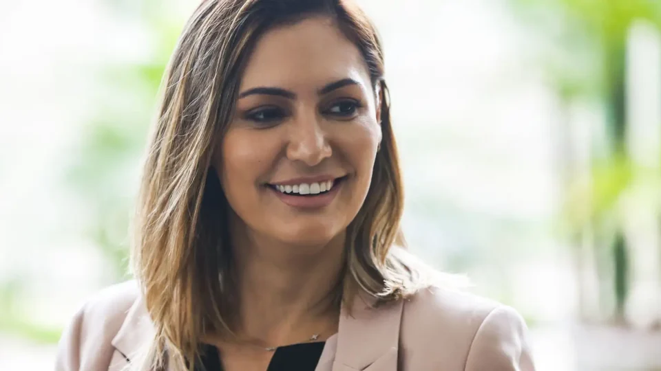 Michelle se reúne com Gilmar Mendes e pede prisão domiciliar para Bolsonaro