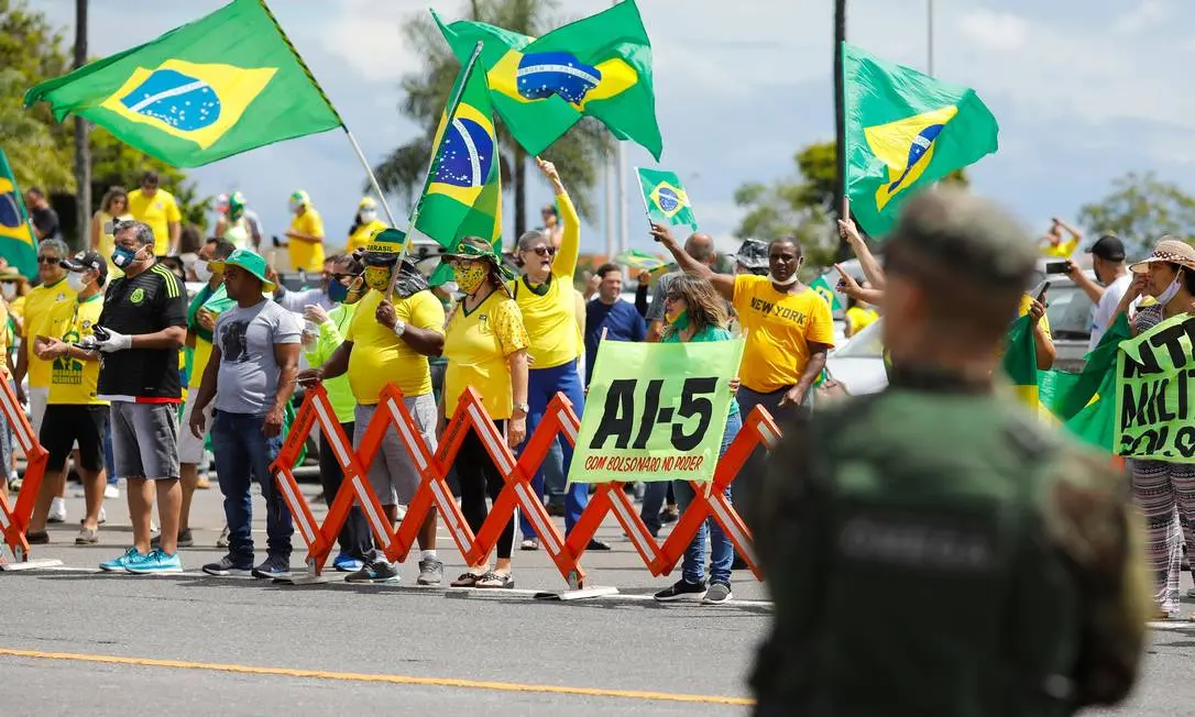De Trump a Bolsonaro, a onda global de extrema direita se manifesta com o ataque a instituições democráticas e deslegitimação de adversários. Foto: Sergio Lima/AFP