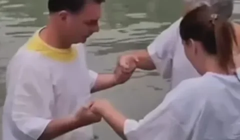 Pré-candidato, Flávio Bolsonaro é batizado pela segunda vez no rio Jordão