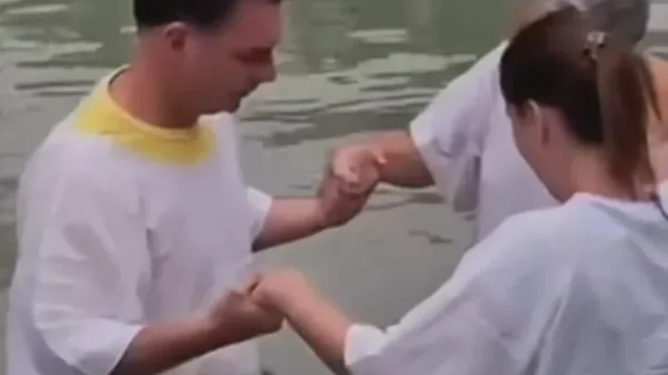 Pré-candidato, Flávio Bolsonaro é batizado pela segunda vez no rio Jordão