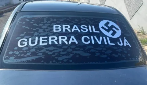 Homem é preso em SC após circular com adesivo de suástica nazista