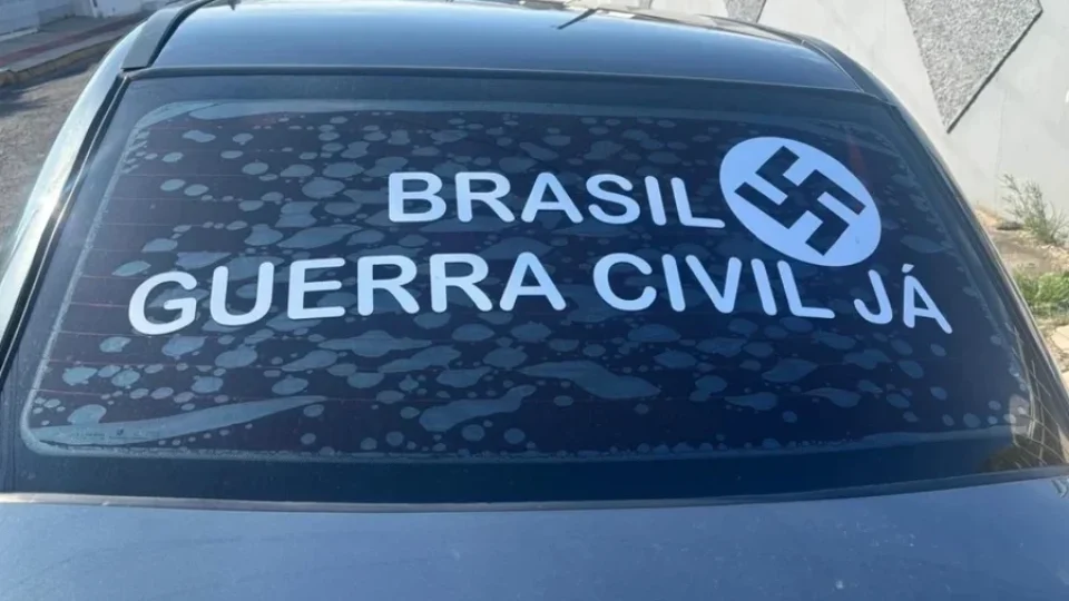 Homem é preso em SC após circular com adesivo de suástica nazista