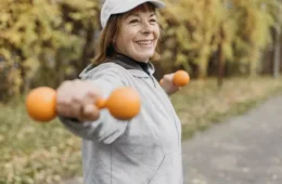 Conheça a fruta que ajuda a frear a perda muscular após os 45 anos