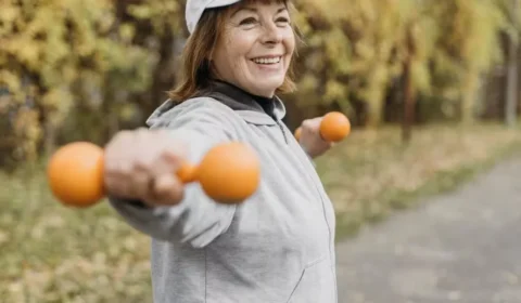 Conheça a fruta que ajuda a frear a perda muscular após os 45 anos