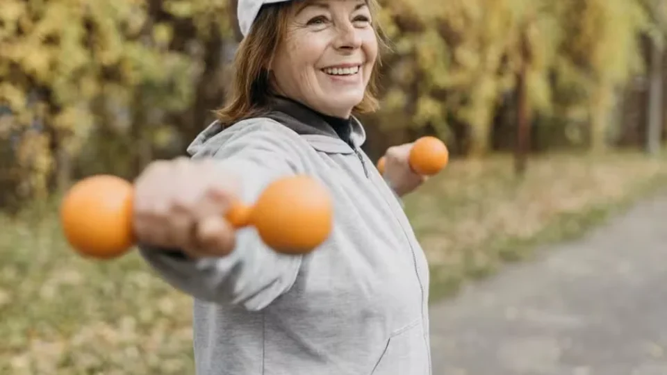 Conheça a fruta que ajuda a frear a perda muscular após os 45 anos