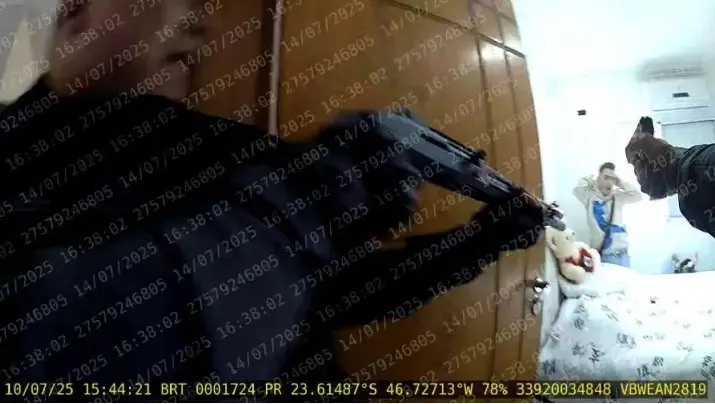 Imagens da câmera corporal do PM Renato mostram a vítima, Igor Oliveira de Moraes Santos, com as mãos na cabeça antes de ser alvejado | Foto: Reprodução