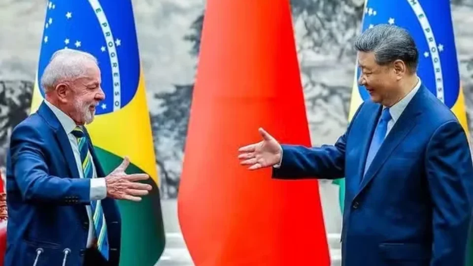 Em ligação com Lula, Xi diz que Brasil e China devem proteger Sul Global e fortalecer a ONU