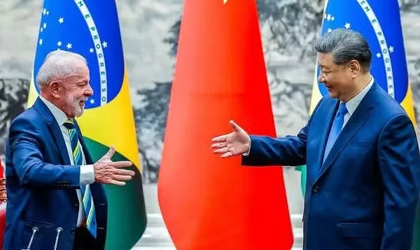 Em ligação com Lula, Xi diz que Brasil e China devem proteger Sul Global e fortalecer a ONU