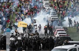 PESQUISA: Quase metade dos brasileiros quer revolução ou acha que ela já começou