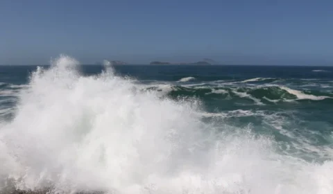 Marinha faz novo alerta de ressaca com ondas de até 3 metros entre SC e RJ