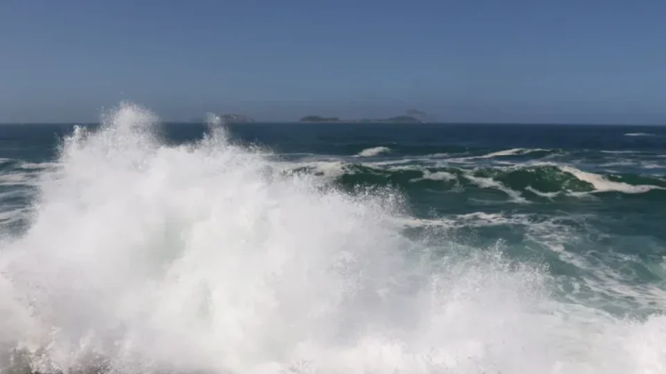 Marinha faz novo alerta de ressaca com ondas de até 3 metros entre SC e RJ