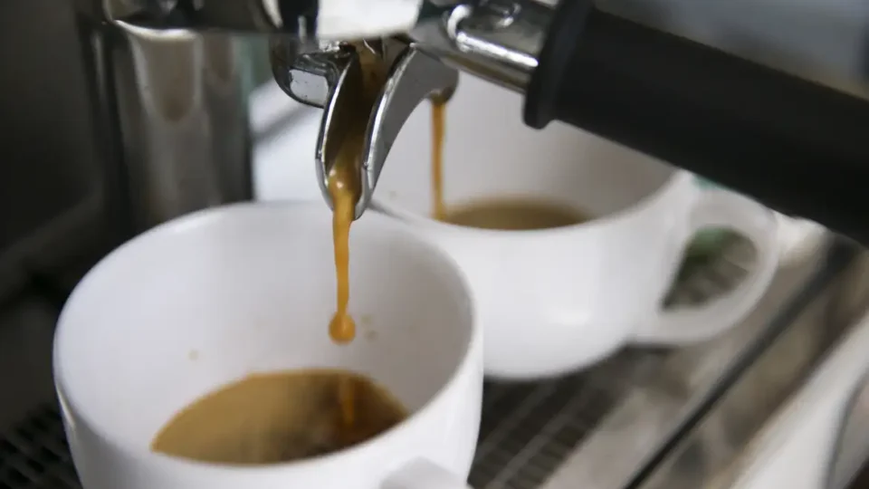 Preços altos derrubam consumo de café no Brasil em 2025
