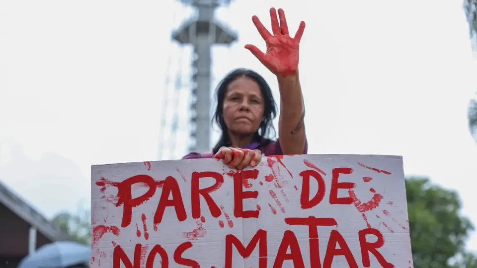 Brasil bate recorde de feminicídios em 2025 e tem média de 4 mortes de mulheres por dia