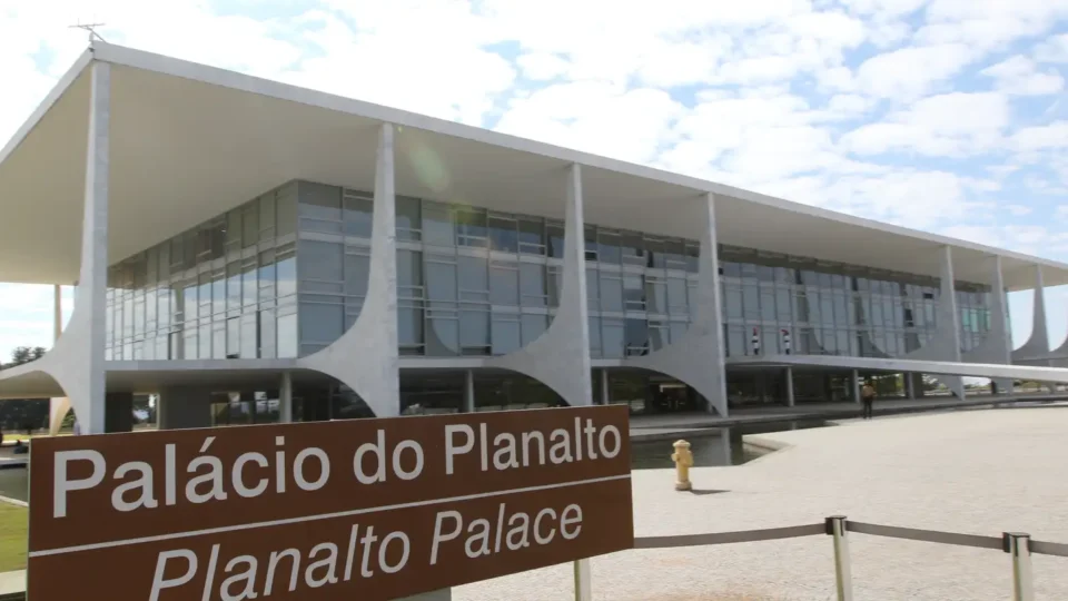 Governo fixa em R$ 5,1 mil novo piso nacional do magistério