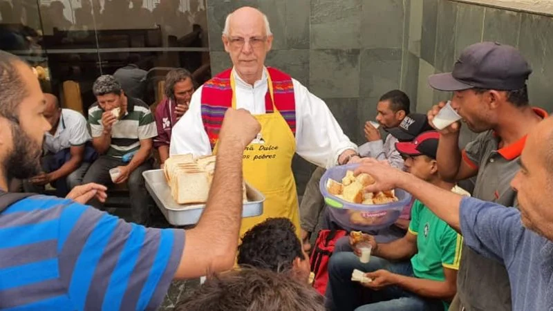 Padre Júlio durante ação com população em situação de rua. Foto: Divulgação