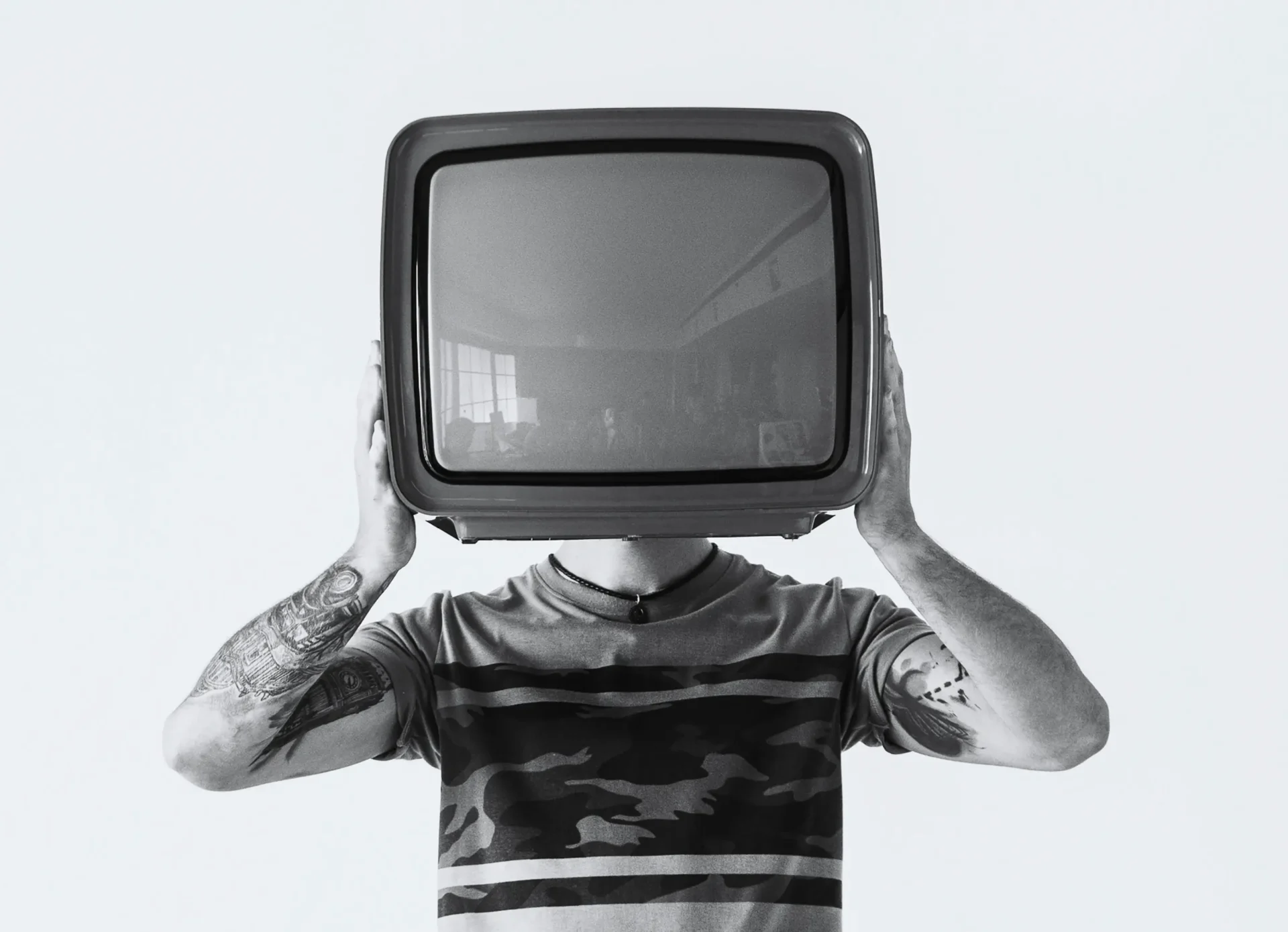 Mídia e crítica cultural A crítica cultural investiga as condições sociais que moldam a cultura e revelam como narrativas neutras carregam visões políticas e ideológicas. Imagem: Freepik