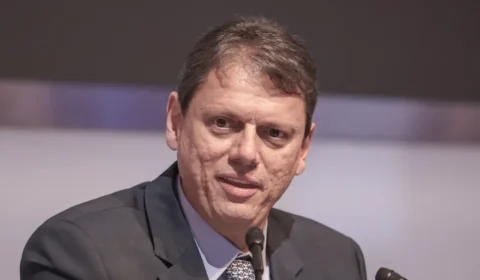 Moraes autoriza Tarcísio a visitar Bolsonaro na prisão na quinta-feira