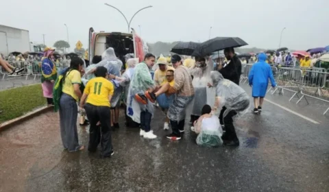 Raio atinge manifestantes durante ato de Nikolas Ferreira em Brasília