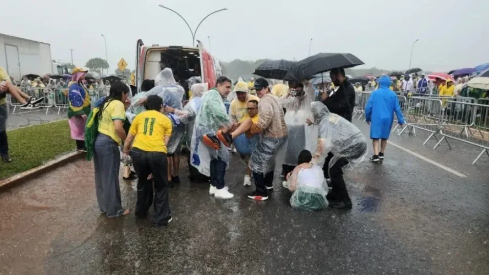 Raio atinge manifestantes durante ato de Nikolas Ferreira em Brasília
