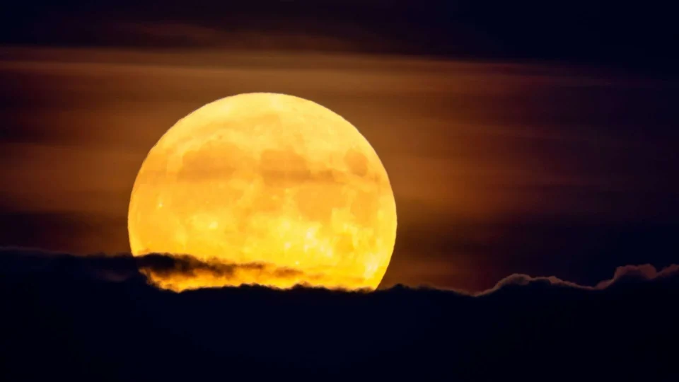 Primeira Superlua de 2026 pode ser vista neste sábado (03)