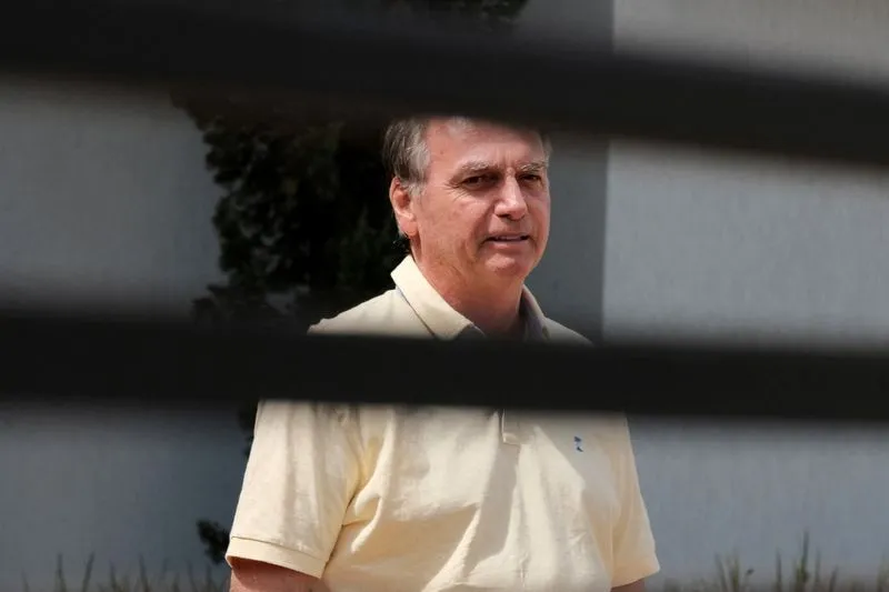Ex-presidente Jair Bolsonaro deixando a prisão domiciliar em sua casa, em novembro de 2025, em Brasília. Diego Herculano/Reuters