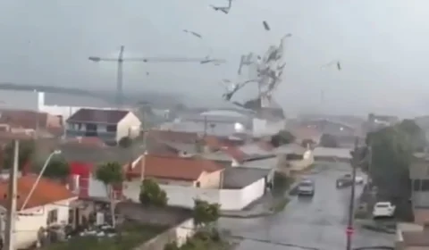 Tornado atinge região metropolitana de Curitiba e causa destruição