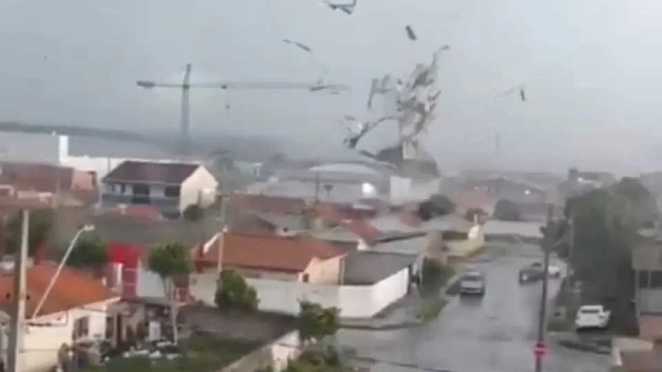 Tornado atinge região metropolitana de Curitiba e causa destruição