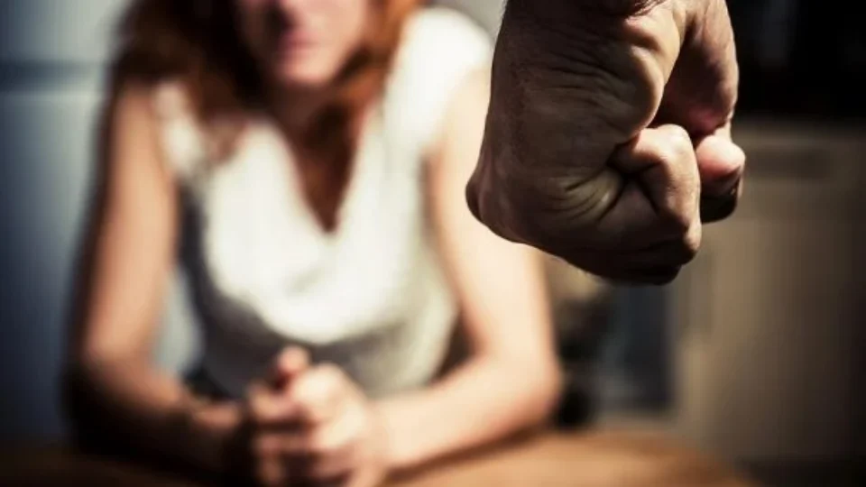 Violência doméstica entra no topo dos riscos à saúde de mulheres adultas, diz estudo da Lancet