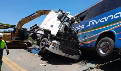 Acidente envolvendo caminhão e ônibus deixa ao menos 11 mortos no RS