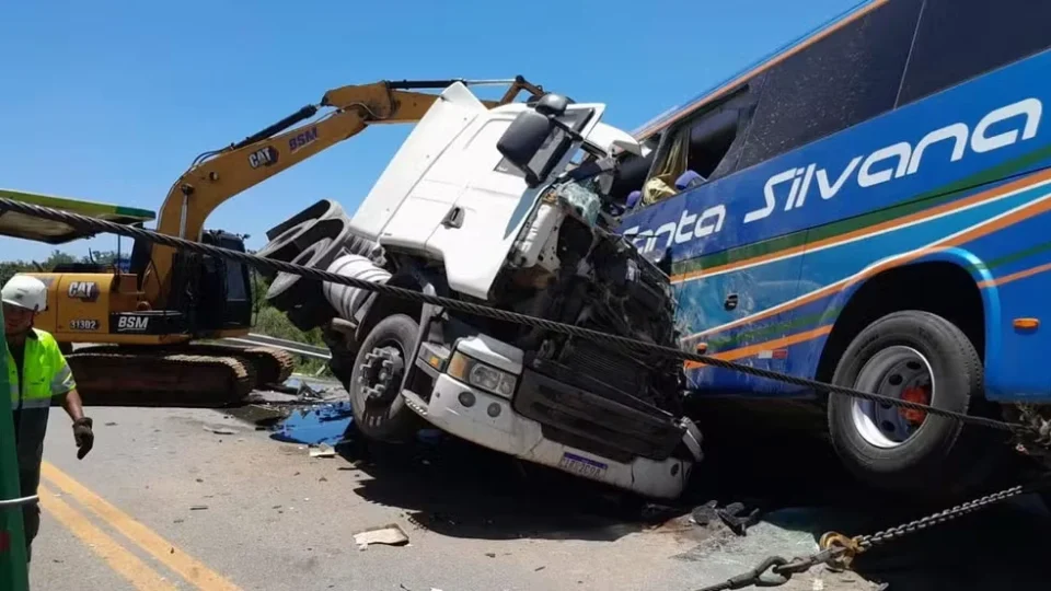 Acidente envolvendo caminhão e ônibus deixa ao menos 11 mortos no RS
