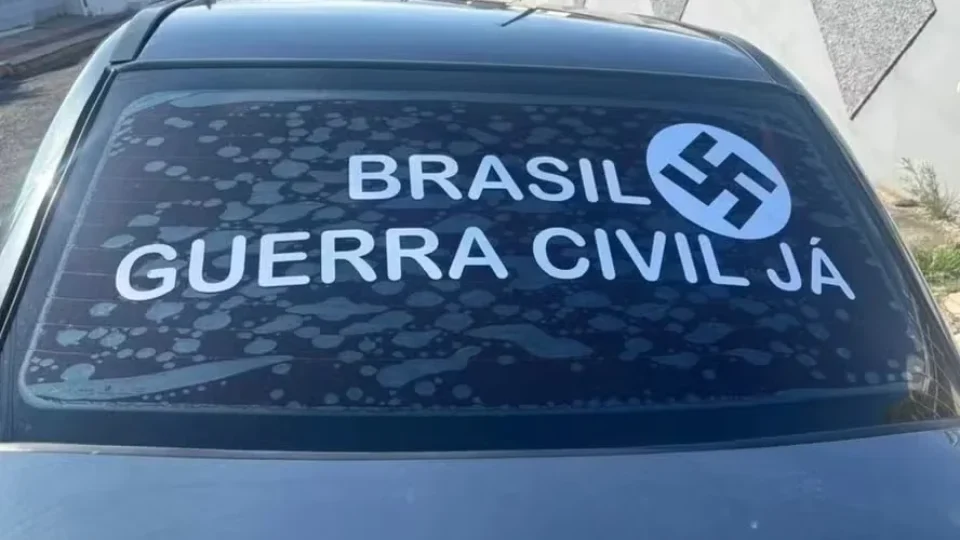 Homem que andou com adesivo de suástica nazista em carro é denunciado em SC