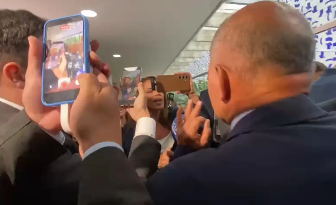 Repórter do ICL Notícias é cercada e intimidada após questionar deputados da oposição Repórter do ICL Notícias é cercada e intimidada após questionar deputados da oposição