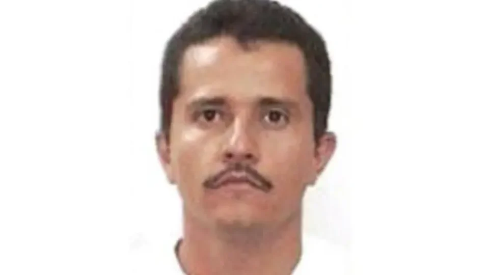 México vive onda de violência e tem aulas suspensas após morte de líder de cartel