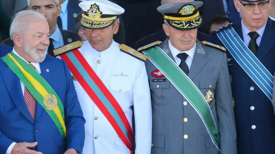 Governo redefine Câmara de Defesa e retira voto dos comandantes militares