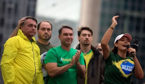 Racha bolsonarista tem cobrança de Eduardo, briga com Nikolas, e Michelle fritando ‘bananinha’