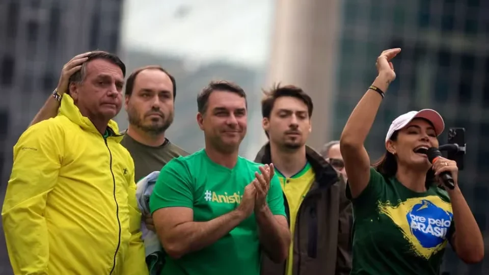 Racha bolsonarista tem cobrança de Eduardo, briga com Nikolas, e Michelle fritando ‘bananinha’