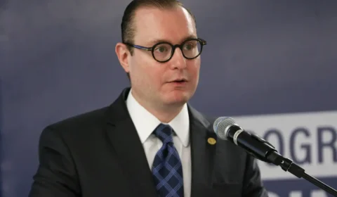 Zanin autoriza empresária a ficar em silêncio na CPMI do INSS