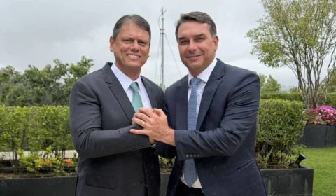 Flávio Bolsonaro encontra Tarcísio e diz que vão ‘fazer história juntos’