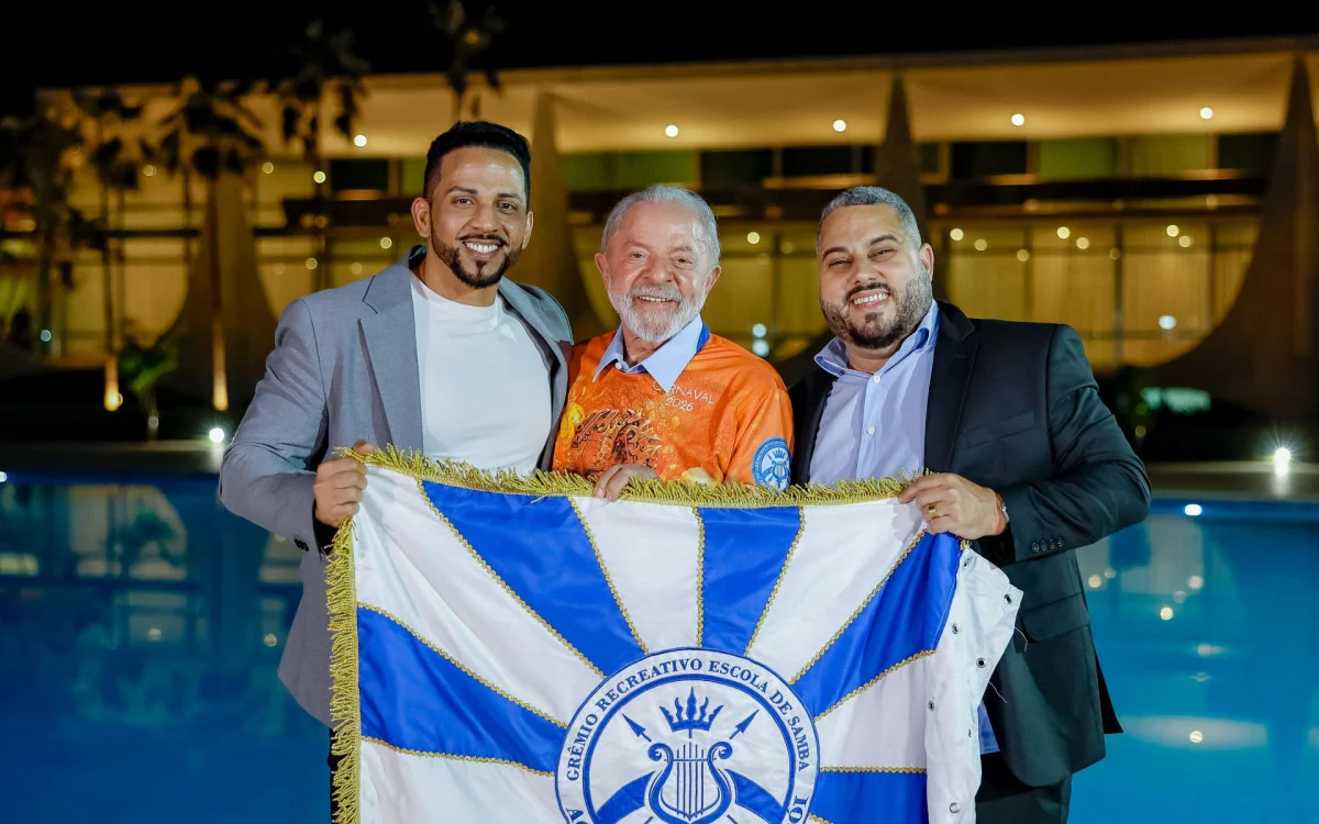 Lula posa entre o carnavalesco Tiago Martins (E) e o presidente da escola, Wallace Palhares ‘Não é propaganda, é narrativa histórica’, diz autor de samba em homenagem a Lula na Sapucaí