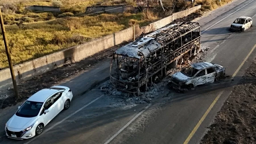 Ônibus e carro são incendiados após morte de El Mancho, líder de cartel de Jalisco, no México Imagem: Ulises RUIZ / AFP
