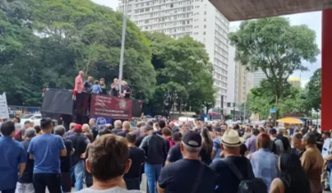 Sindicatos de policiais civis e penais de SP protestam por falta de aumento: ‘Fora Tarcísio’