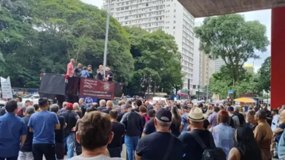Sindicatos de policiais civis e penais de SP protestam por falta de aumento: ‘Fora Tarcísio’