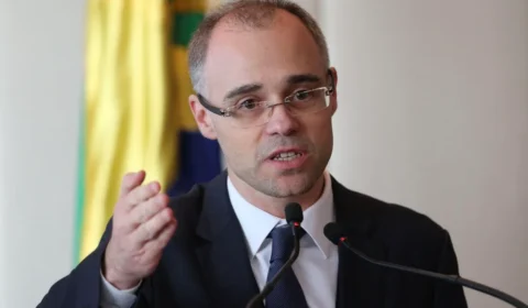 Mendonça vai na contramão de Toffoli e destrava investigações do caso Master