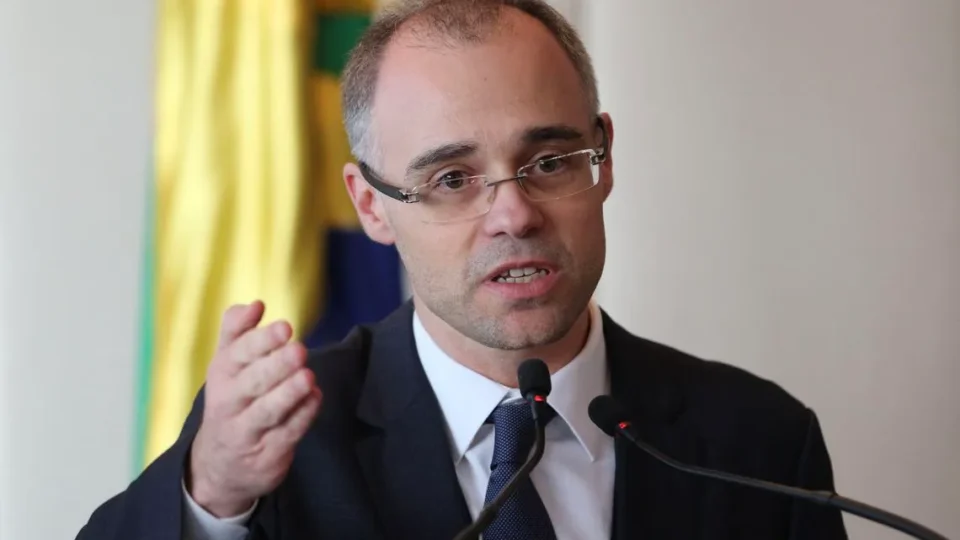 Mendonça vai na contramão de Toffoli e destrava investigações do caso Master