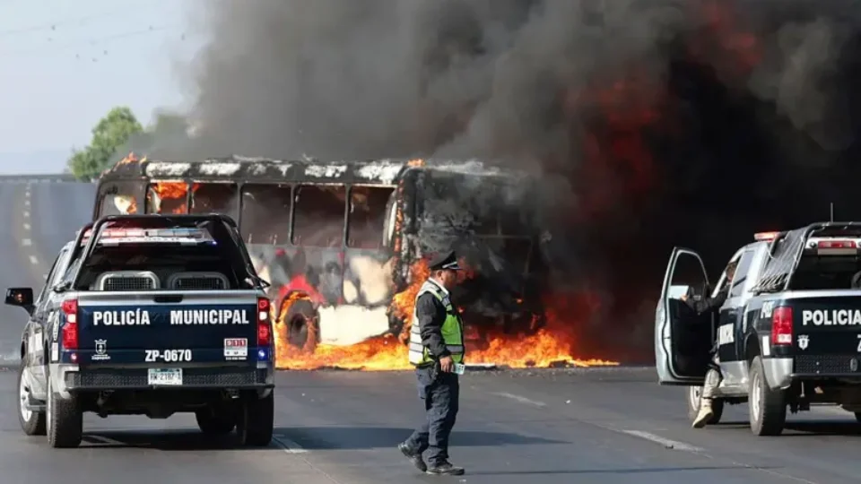 México mobiliza 10 mil soldados para conter onda de violência após morte de líder de cartel