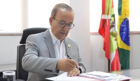 Número de servidores sem concurso aumentou mais de três vezes no governo de SC