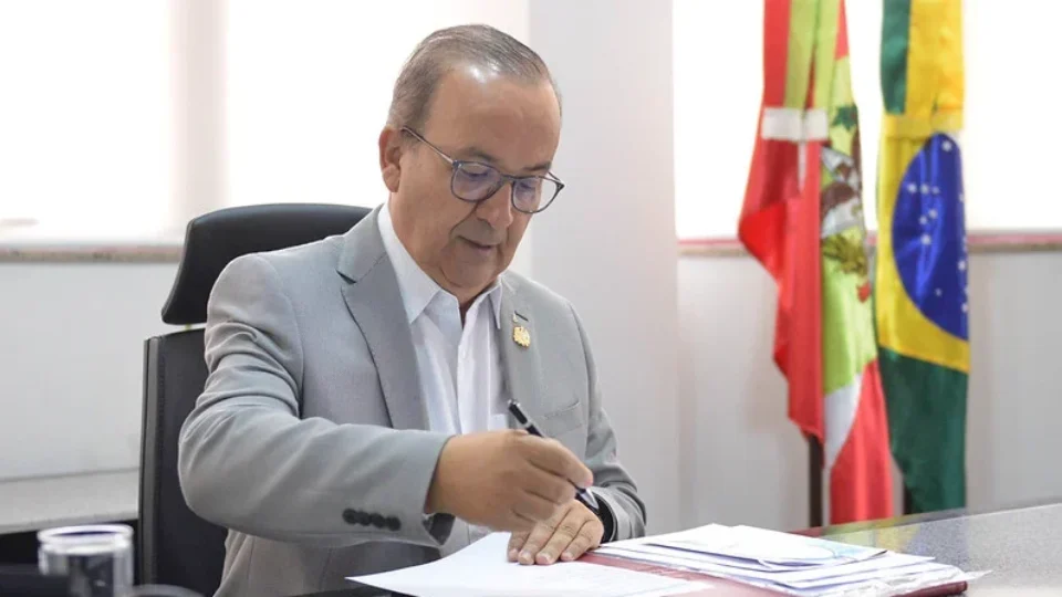 Número de servidores sem concurso aumentou mais de três vezes no governo de SC