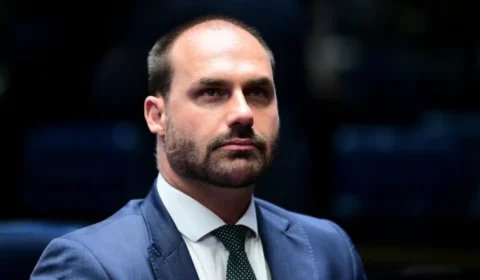PF afasta Eduardo Bolsonaro de cargo por faltas não justificadas